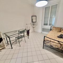 Bright & Spacious 2-Bedroom Apartment - Parking & Close to Train Station & Downtown