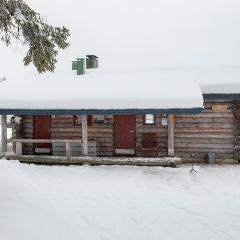 Kelo 24, kahden makuuhuoneen kelomökki Syötteellä, valaistun ladun vieressä