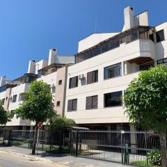 Apartamento de dois quartos para 6 pessoas em Canasvieiras a uma quadra da praia em área nobre