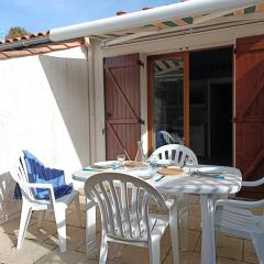 Maison cosy avec terrasse et accès piscine, Notre-Dame-de-Monts - 4 pers - FR-1-540-316