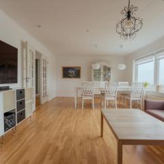 Spacious 3BR Apt - Parking - Near City Center