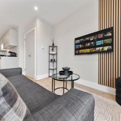 Warm & Bright Studio, Great Links to Central