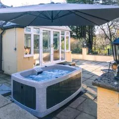 Acorns with own hot tub, romantic escape, close to Lyme Regis