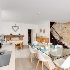 Maison moderne, en pierre avec terrasse pour 6