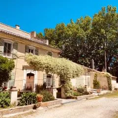 Typique Mas provençal, parc et piscine chauffée