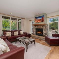 Luxe Home Minutes To Skiing Hot Tub