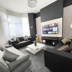 5 Bed Urban Escape - Spacious - 3 Floors - Parking