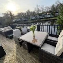 Dillons Lakeside Lodge