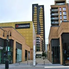 Room with private bathroom, Near Heathrow Airport, Tube Station, Shops, Cinema in shared flat