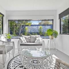 Waves Retreat - Coastal Style Home near Warana Beach