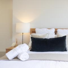 Luxury Avenue Retreat-Sleeps 8, Fireplace, Central, Garage, 4 bedroom, 2 bathroom, BBQ