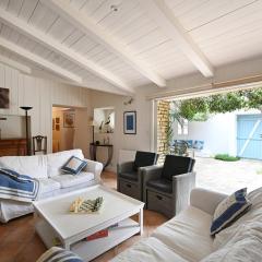 Maison de Charme avec Cour et Jardin au Coeur du Village - FR-1-434-115