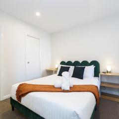 Sophisticated Kingston Retreat Near the Foreshore - Hosted by Canstay