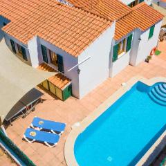 Oliver Villa con piscina y aire acondicionado!