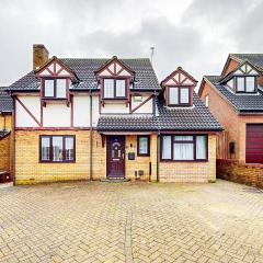 Modern Home, Sleeps 8, Parking