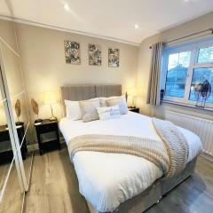 Stunning 5 Bedroom House in London - Sleeps up to 10 guests - Business - Contractors - Families - Leisure - WiFi - Parking - Garden