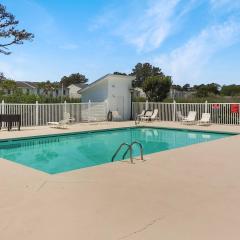 Seas the Day - Water views, Shared pool!