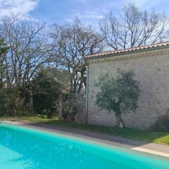 Mazet provençal sous les chênes