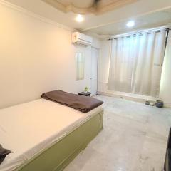 Leeza , By City Rooms