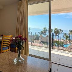 Ocean view and direct access to the beach!