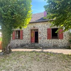 Maison Auvergnate à côté de Salers - 4 chambres - parking, garage - jardin - salle de jeux