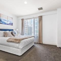 City Getaway 1BR Apt w Pool & Gym I Zodiak Stays