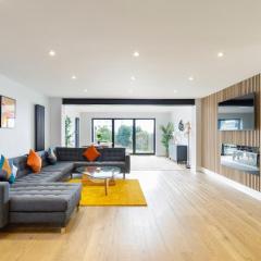 Free parking Stylish 4-bedroom home with sea views