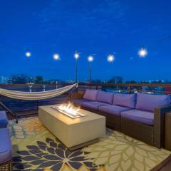 Modern And Spacious Townhouse Blocks from Downtown