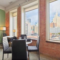 Luxury 1 Bed Downtown Views, POOL GYM Theater Room