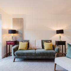 Corner House - Bright 2 Bed in Cheltenham