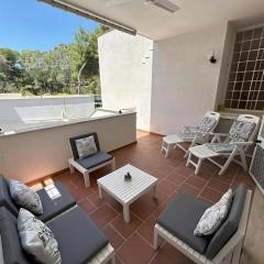 Casa con piscina, tennis e parco condominiali