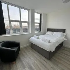 2 Bed Sizeable Station House Apartment - Free Wifi, Parking & EV