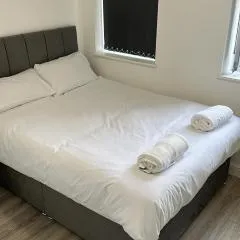 1 bed Roomy Station House Apartments - Free Wifi, Parking & EV