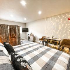 Cozy Mountain Suite - hot tub, pool, gym - mins to lift
