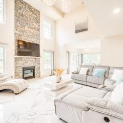 Hike, Sip and Ski Spacious Poconos Home