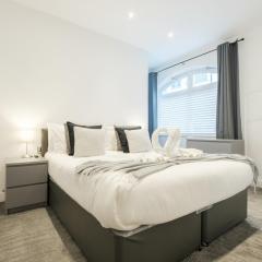 Spacious 1BR Centrally Located with Self Check-In, Wi-Fi, Parking Near Hull Marina & The Deep Aquarium
