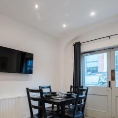 Spacious 1BR Centrally Located with Self Check-In, Wi-Fi, Parking Near Hull Marina & The Deep Aquarium