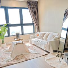 Perfect for Families & Larger Groups, KL MRT- M Vertica