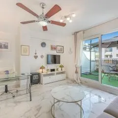 Modern 1 Bedroom Apartment, Steps from the Sea & Downtown
