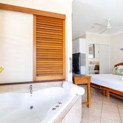 Honeymoon Spa Suite 53
