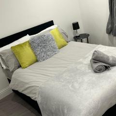 Sleek 2 Bed Oasis Croydon, Sleeps 6