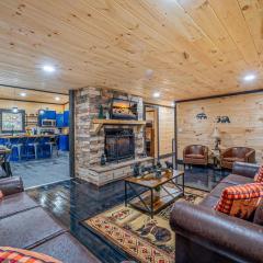 Bear Paradise Cabin with Hot Tub, Mini Golf, Court, Games & free EV Ready Parking