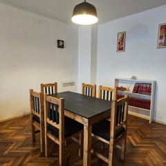 Amplio departamento con balcón y cochera