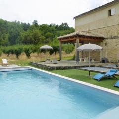 Charming holiday flat with shared pool, Malaucène