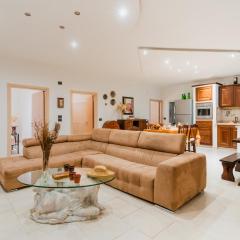 Family's Apartment by Just Houses Srl