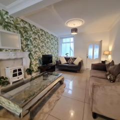 Stylish & Comfortable 4 bedroom home in Merthyr Tydfil