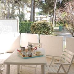 Spacious flat with terrace, pool and play area