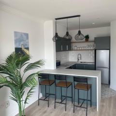Modern and Spacious Apt5 Sleeps 6 Free Parking