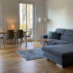 Modernes voll möbliertes Apartment am See mit Garten, nahe BER