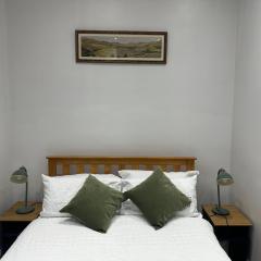 Airy garden flat, London, with fast trains to central London and direct train to Gatwick Airport